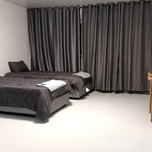 Popular Muang Thong Thani Condo, Building T9, Floor 8, Room 13，位于北革的酒店