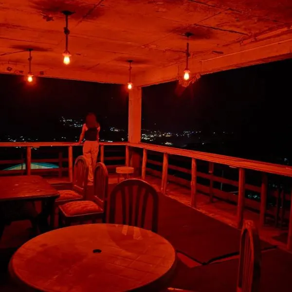 Hotel Suraj Inn - Rooftop Cafe With Hampta View Near Hadimba Temple，位于马拉里的酒店