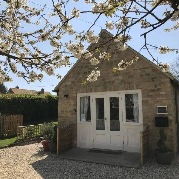 Cherry Tree Cottage in idyllic Cotswold village，位于查尔伯里的酒店