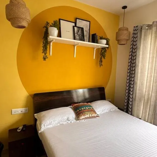 Sunflower Pvt Studio Room in Koregaon Park with AC WiFi Smart TV，位于浦那的酒店