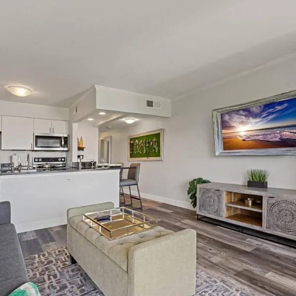 Waterfront Balcony Pool AC Smart TV，位于坦帕的酒店