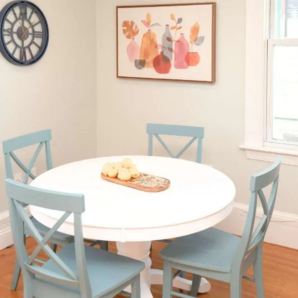 Jennifer's Cozy Apt Near Brown w In Unit Laundry，位于普罗维登斯的酒店