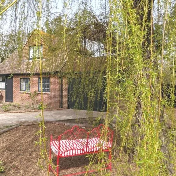 Willow Cottage，位于拉伊的酒店