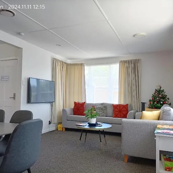 Comfy & Sunny home in Wellington，位于Island Bay的酒店