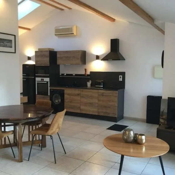 Maisonnette pour 4 pers piscine de mai à sept 2hrs par jour，位于Dagneux的酒店