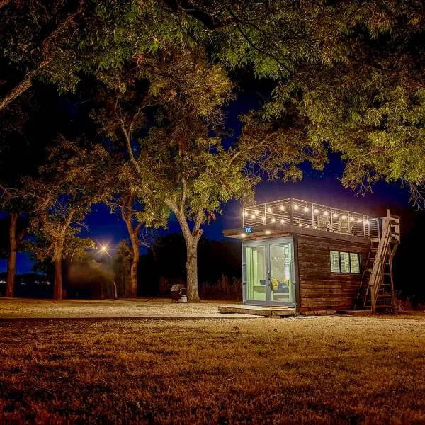 Elegant Container Tiny House Yellow & Blue，位于韦科的酒店