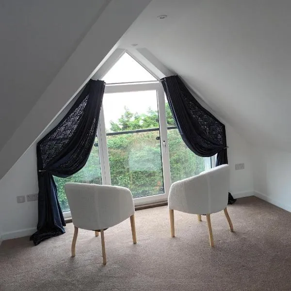Stunning 2 bedroom flat for 5 people overlooking the sea 2A，位于费利克斯托的酒店