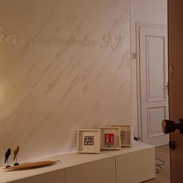 Appartamento 93 di andrea sonzogni，位于卡斯特莱奥内的酒店