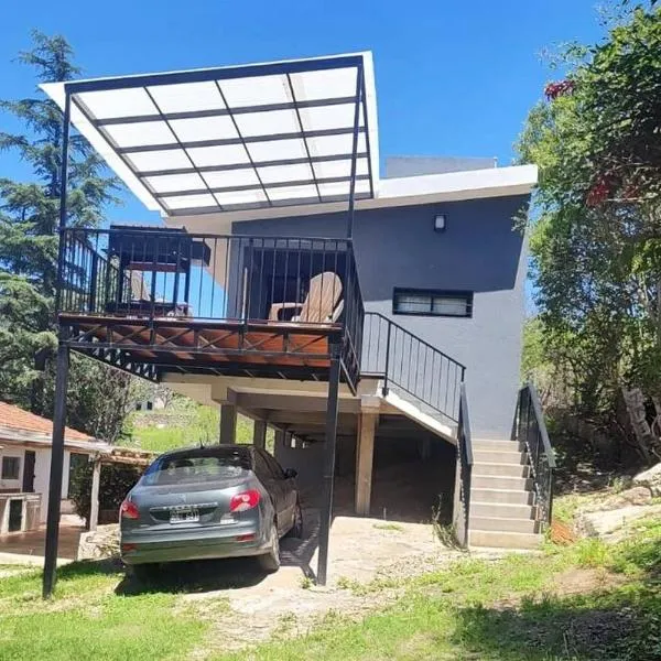 Casa en las sierras de Córdoba con Deck , Parrilla y estacionamiento，位于Villa Santa Cruz del Lago的酒店