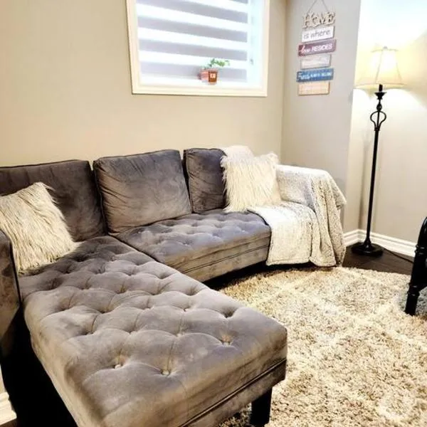 1 Bedroom basement apartment with separate entrance，位于米尔顿的酒店