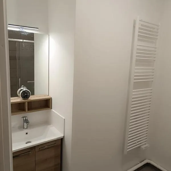 Bel appartement disponible，位于孔夫朗-圣奥诺里讷的酒店