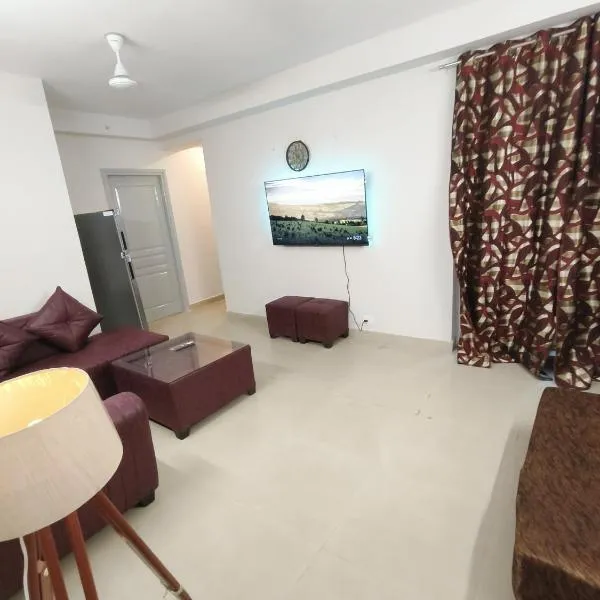 Sector143 near Advant Office-2BHK-Society-55" Smart Tv,10" Mattress-Spacious-Party,Couple,Family,WFO employes and NRI friendly Place with Kitchen ,living room ,Near Candor TechSpace,Advant IT park and Oxygen144 Center，位于诺伊达的酒店
