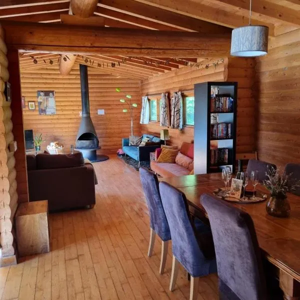 Our Log House in the woods，位于Balnald的酒店