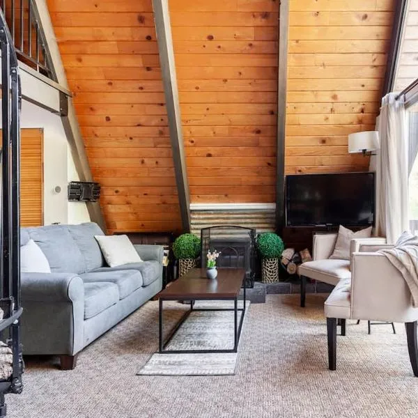 Beautiful A-Frame Mountain Cabin with Hot Tub!，位于Running Springs的酒店