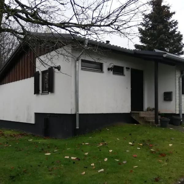 Gemütlicher Ferienbungalow in Usseln bei Willingen, kostenloses WLAN，位于维林根的酒店