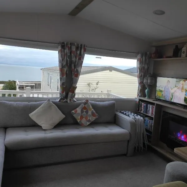 Torbay Holiday Home at The Waterside Holiday Park - With Deck and Sea View，位于托基的酒店