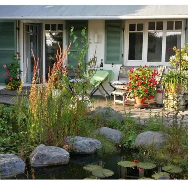 Schöner Bungalow mit Gartenterrasse und Teich，位于费尔达芬格的酒店