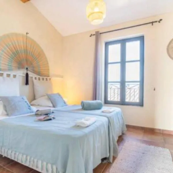 Maison Cosy Lodge 15 p clim wifi cour garage，位于Montfrin的酒店