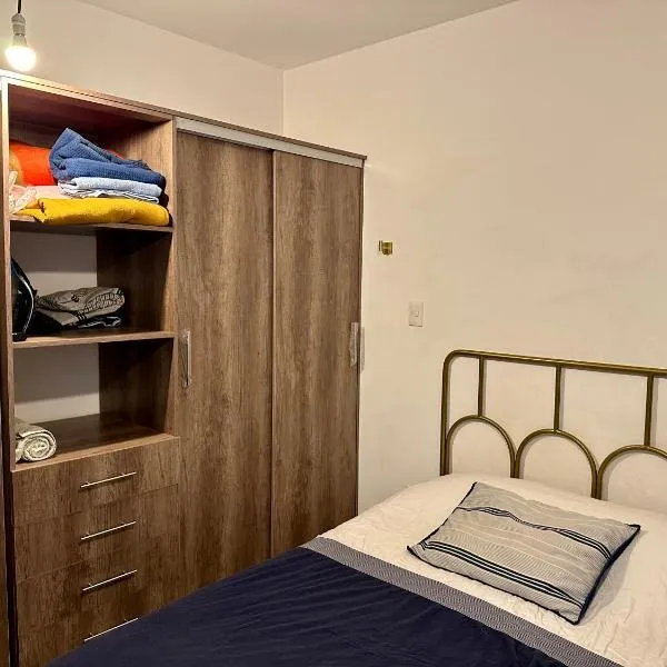 Habitación privada con balcón en zona norte CMDX，位于墨西哥城的酒店