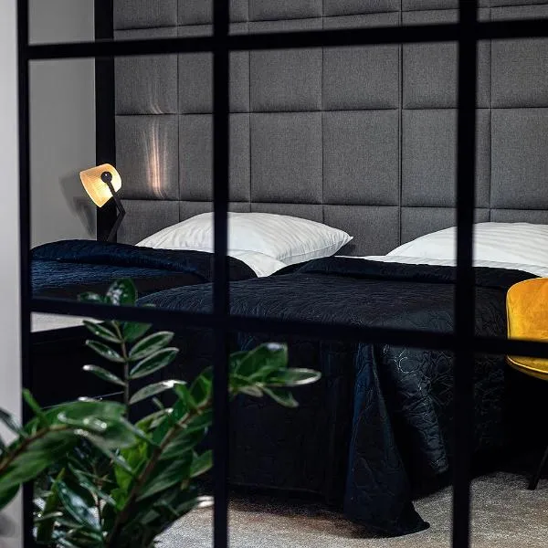 Hotel Absolwent，位于戈斯滕的酒店