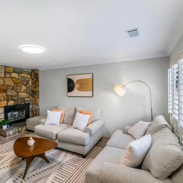 Golf Oasis Modern Townhome!，位于夏洛特的酒店