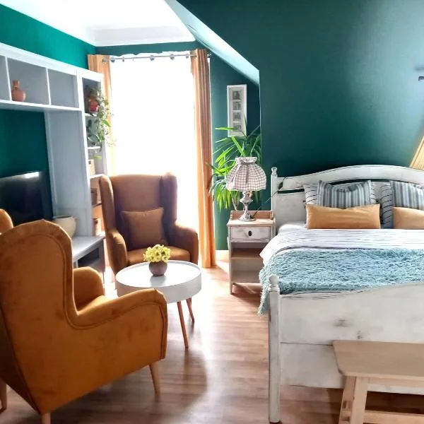 Dom z Sauną i Jacuzzi- na wyłączność lub pokoje，位于斯诺科的酒店