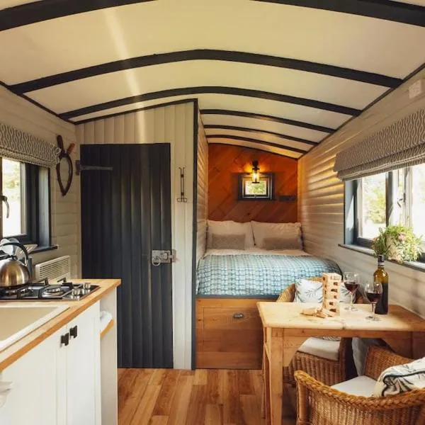 Lomu - Cosy Coastal Shepherd's Hut with Log-Burner and WiFi，位于哈佛威斯特的酒店