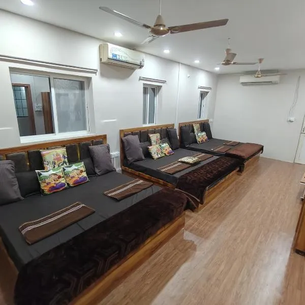 Hotel Shree Kedarnath in front of railway station platform no 8，位于乌贾因的酒店