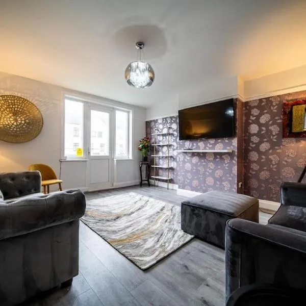 Spacious Apartment With A Terrace Style Rooftop，位于克利夫利斯的酒店