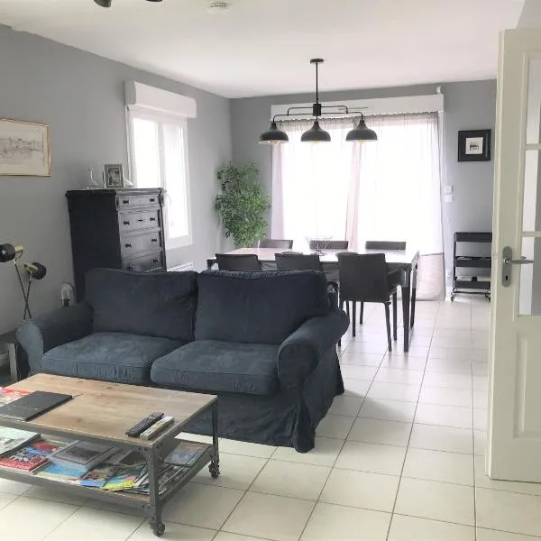 Trés belle villa 4 étoiles - 3 chambres - Terrasse et jardin，位于康博莱班的酒店