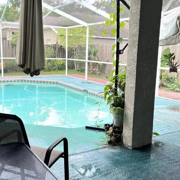 Room in citrus park and carollwood, close to the airport & downtown，位于坦帕的酒店