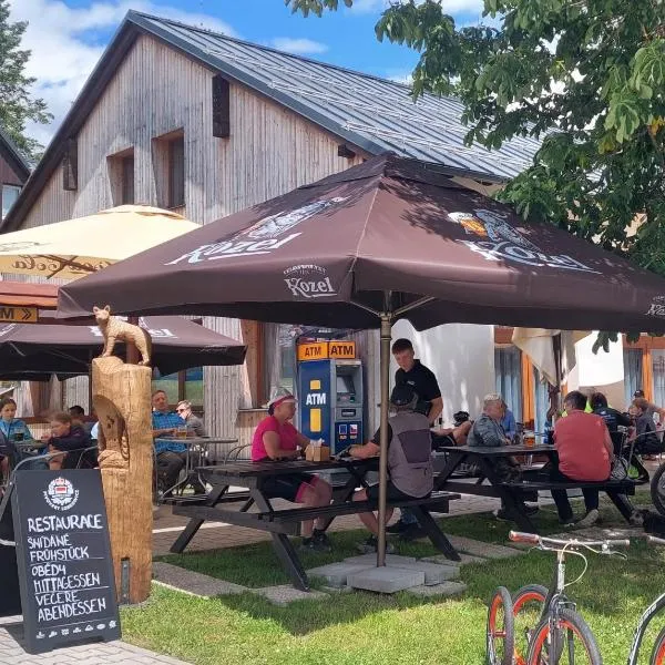 Penzion a Restaurace u Sousedů，位于斯特拉日尼的酒店