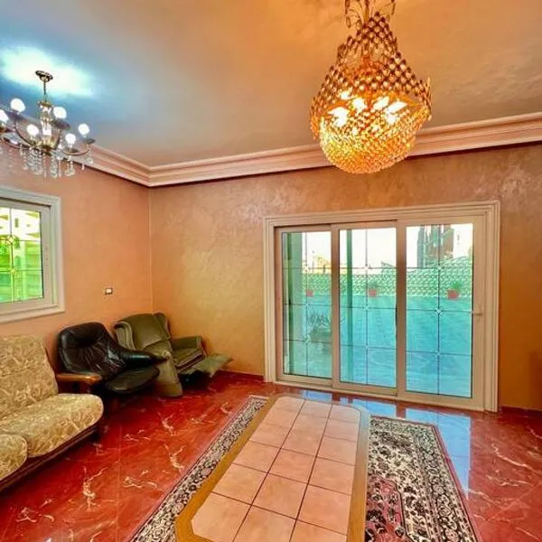 Luxury 5 star apartment with rooftop, security，位于Maḩallat al Burj的酒店