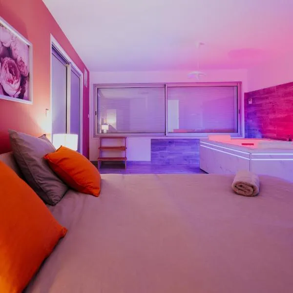 AppartSpa59 - Suite Tentation - Balnéo, Sauna - Secret Room en option supplémentaire，位于瓦朗西纳的酒店