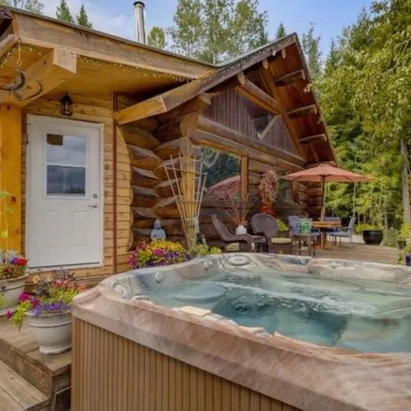 Authentic lofted log cabin with hot tub，位于基洛纳的酒店