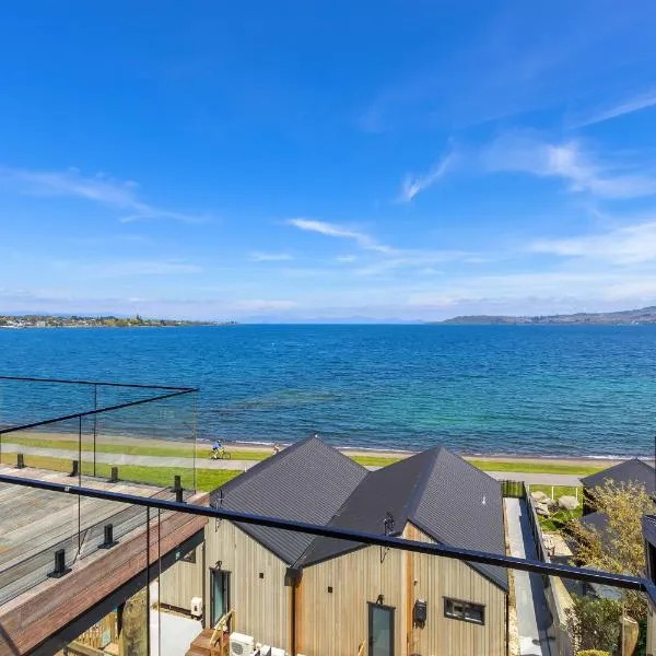 Lakefront Large Deck Area Spa Pool，位于陶波的酒店