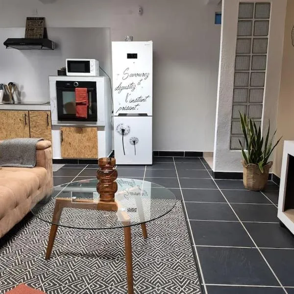 T3 meublé avec parking et jardin，位于Matoury的酒店