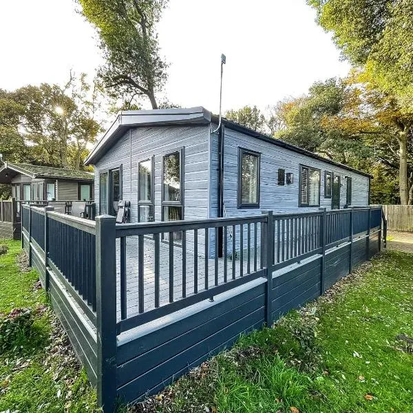 Stunning Lodge With Large Decking At Azure Seas In Suffolk Ref 32109Og，位于洛斯托夫特的酒店