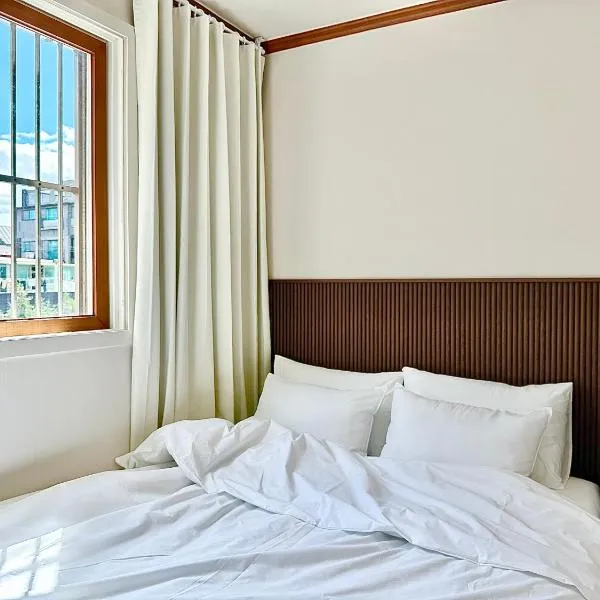 New, 3min to Hapjeong St, Airport bus stop, 10min to Hongdae & Mangwon Market, Han River Park, 2BR 2QB full of sunshine, Hotel bedding, City Nature，位于首尔的酒店