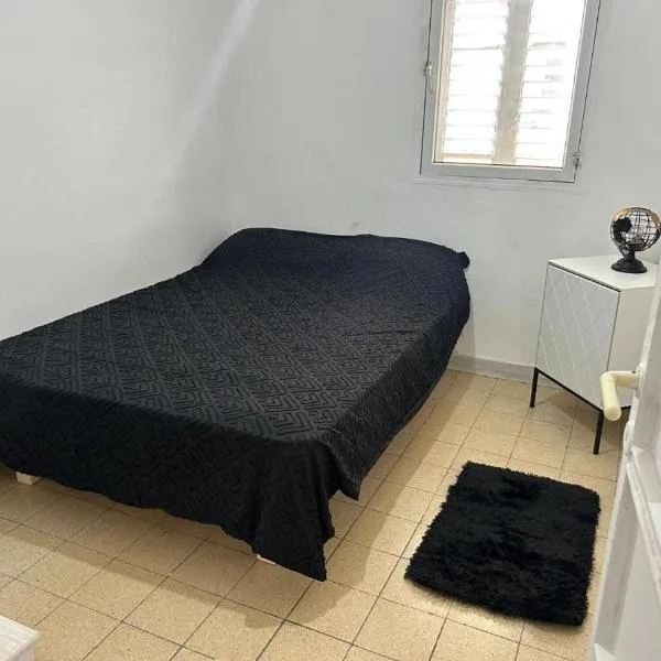 avi's place - חדר בפתח תקווה，位于佩塔提克瓦的酒店