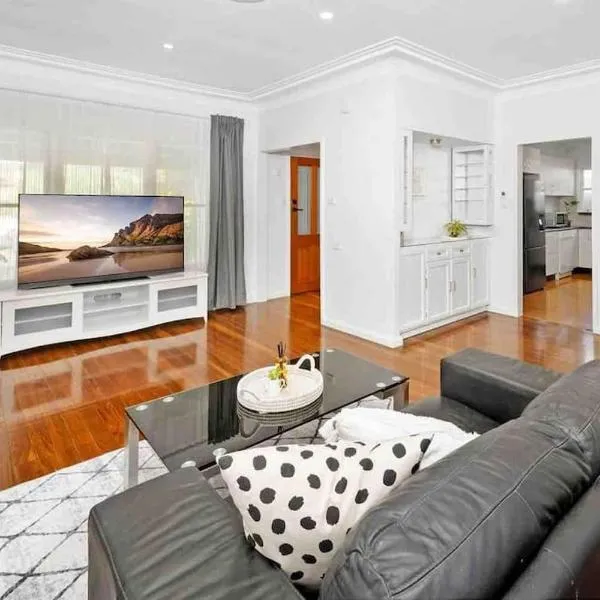 3-Bedroom House near Train Station with Netflix，位于Revesby的酒店
