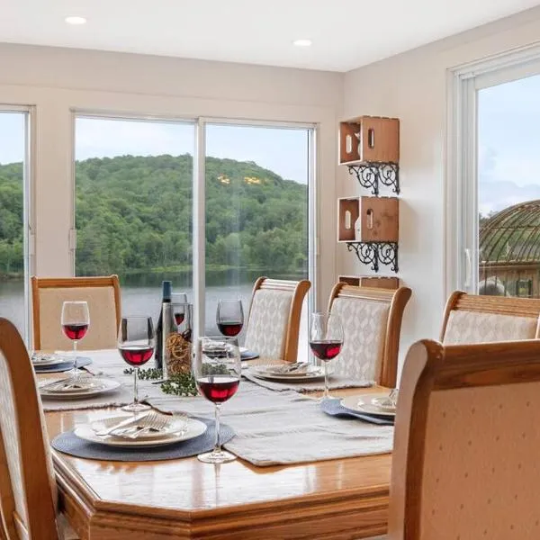 Twin Lake Retreat - Hot Tub & Private Beach，位于L'Ange-Gardien的酒店