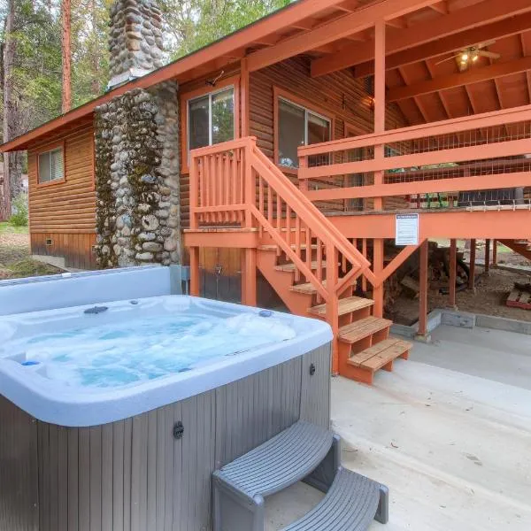 Acorn Alley Inside Yosemite - Dog Friendly w/Hot tub, Fire pit, EV Charger，位于北瓦沃纳的酒店