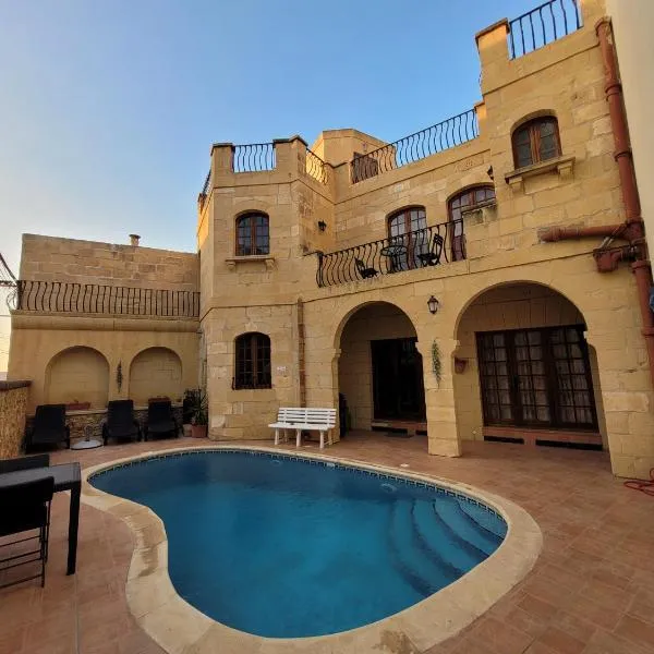 UNDER NEW MANAGEMENT! Sant Antnin Luxurious Farmhouse Villa With Pool Sannat Near Victoria Gozo Family Friends Couples Views Balcony Roof Terrace Romantic Getaway，位于Munxar的酒店