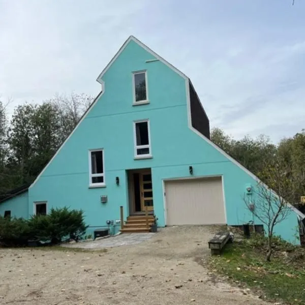 Riverside Retreat with Sauna & Hot Tub in Elora，位于埃洛拉的酒店