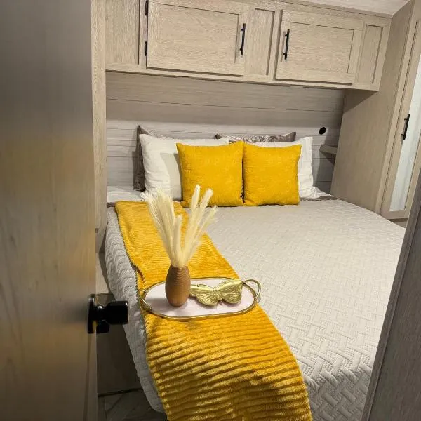 Cozy Stationary RV Getaway，位于拉斯维加斯的酒店