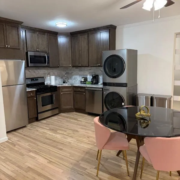 Luxury Boutique Home - 4 Beds 1 Baths 25 minutes to NYC，位于泽西市的酒店