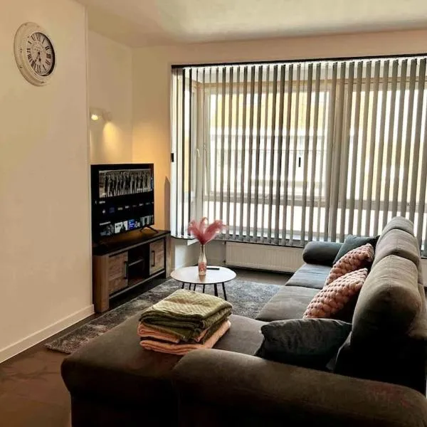 Bright, spacious apartment nearby beach，位于奥斯坦德的酒店