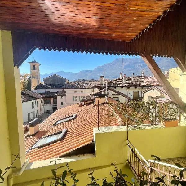 Appartamento sui tetti del centro storico，位于罗韦雷托的酒店