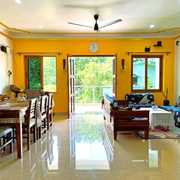 Happy Moon Homestay，位于Aldona的酒店